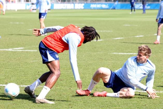 DEU, DFL, 2. FBL Hertha BSC, Training, 02.04.2025, Sportforum, Berlin, DEU, DFL, 2. FBL Hertha BSC, Training, im Bild Deyovaisio Zeefuik (Hertha BSC Berlin 42), Luca Schuler (Hertha BSC Berlin 18) DFL - regulations prohibit any use of Photographs as image sequences and or quasi-video Foto: Juergen Engler nordphoto GmbH