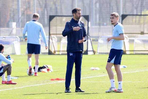 DEU, DFL, 2. FBL Hertha BSC, Training, 02.04.2025, Sportforum, Berlin, DEU, DFL, 2. FBL Hertha BSC, Training, im Bild Co-Trainer Andre Mijatovic (Hertha BSC Berlin), Marten Winkler (Hertha BSC Berlin 22) DFL - regulations prohibit any use of Photographs as image sequences and or quasi-video Foto: Juergen Engler nordphoto GmbH
