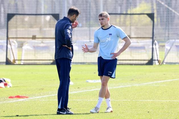 DEU, DFL, 2. FBL Hertha BSC, Training, 02.04.2025, Sportforum, Berlin, DEU, DFL, 2. FBL Hertha BSC, Training, im Bild Co-Trainer Andre Mijatovic (Hertha BSC Berlin), Marten Winkler (Hertha BSC Berlin 22) DFL - regulations prohibit any use of Photographs as image sequences and or quasi-video Foto: Juergen Engler nordphoto GmbH