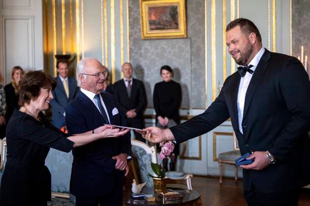 Sport Bilder des Tages 250402 Kung Carl XVI Gustaf och Daniel Stahl under utdelningen av H.M Konungens medalj för förtjänster om svensk idrott den 2 april 2025 i Stockholm. *** 250402 King Carl XVI Gustaf and Daniel Stahl during the award of H M The Kings Medal for Merit in Swedish Sport on April 2, 2025 in Stockholm  Copyright: MAXIMxTHORE BB250402MT001