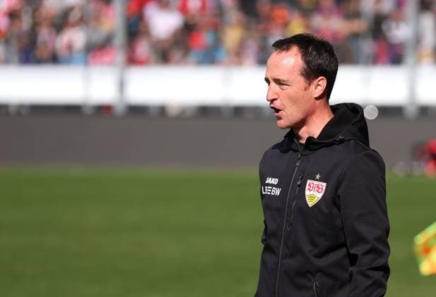 02.04.2025, Deutschland, Stuttgart, Fußball UEFA Youth League Viertelfinale VfB Stuttgart U19 vs. FC Barcelona, Barca U19, VfB Trainer Nico Willig