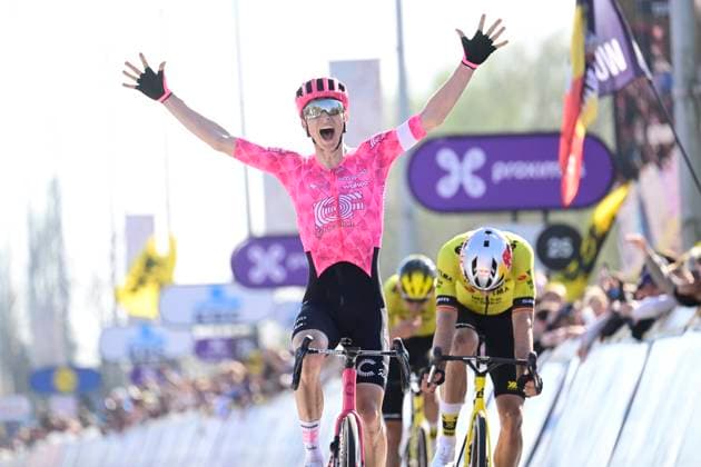 Sport Bilder des Tages Dwars door Vlaanderen 2025 - Men Elite WAREGEM, BELGIUM - APRIL 02 : Powless Neilson (USA) of EF Education - EasyPost wins, Van Aert Wout (BEL) of Team Visma, Jorgenson Matteo (USA) of Team Visma, Benoot Tiesj (BEL) of Team Visma pictured during the 79th edition of the UCI World Tour Dwars door Vlaanderen Men Elite cycling race with start in Roeselare and finish in Waregem after 184,2 km on April 2, 2025 in Waregem, Belgium, 02 04 2025 ( motor drive Kenny Verfaillie - Waregem Belgium  Copyright: xPeterxDexVoechtx