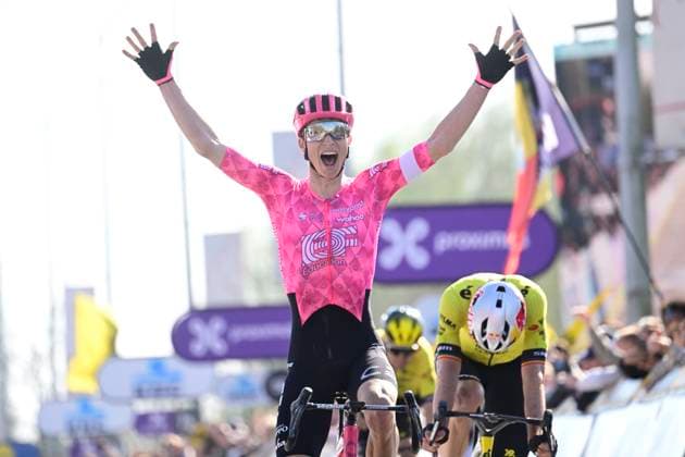 Dwars door Vlaanderen 2025 - Men Elite WAREGEM, BELGIUM - APRIL 02 : Powless Neilson (USA) of EF Education - EasyPost wins, Van Aert Wout (BEL) of Team Visma, Jorgenson Matteo (USA) of Team Visma, Benoot Tiesj (BEL) of Team Visma pictured during the 79th edition of the UCI World Tour Dwars door Vlaanderen Men Elite cycling race with start in Roeselare and finish in Waregem after 184,2 km on April 2, 2025 in Waregem, Belgium, 02 04 2025 ( motor drive Kenny Verfaillie - Waregem Belgium  Copyright: xPeterxDexVoechtx