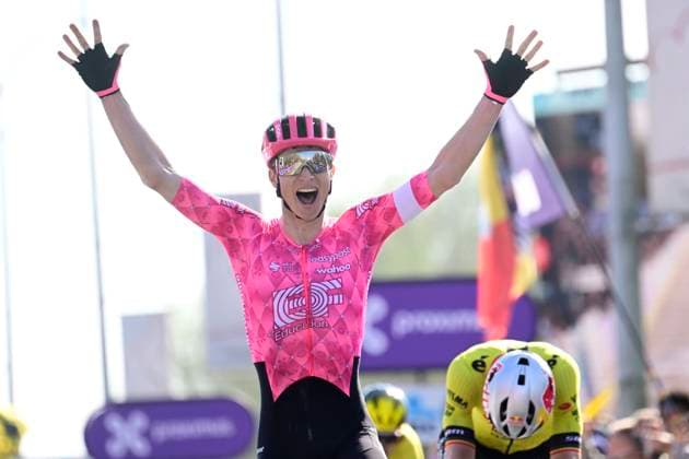 Dwars door Vlaanderen 2025 - Men Elite WAREGEM, BELGIUM - APRIL 02 : Powless Neilson (USA) of EF Education - EasyPost wins, Van Aert Wout (BEL) of Team Visma pictured during the 79th edition of the UCI World Tour Dwars door Vlaanderen Men Elite cycling race with start in Roeselare and finish in Waregem after 184,2 km on April 2, 2025 in Waregem, Belgium, 02 04 2025 ( motor drive Kenny Verfaillie - Waregem Belgium  Copyright: xPeterxDexVoechtx