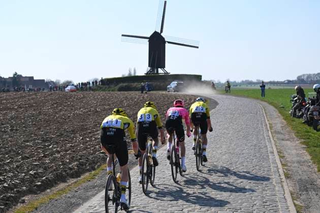 Dwars door Vlaanderen 2025 - Men Elite WAREGEM, BELGIUM - APRIL 02 : Powless Neilson (USA) of EF Education - EasyPost, Van Aert Wout (BEL) of Team Visma, Jorgenson Matteo (USA) of Team Visma, Benoot Tiesj (BEL) of Team Visma pictured during the 79th edition of the UCI World Tour Dwars door Vlaanderen Men Elite cycling race with start in Roeselare and finish in Waregem after 184,2 km on April 2, 2025 in Waregem, Belgium, 02 04 2025 ( motor drive Kenny Verfaillie - Waregem Belgium  Copyright: xTimxDexWaelex xPoolx