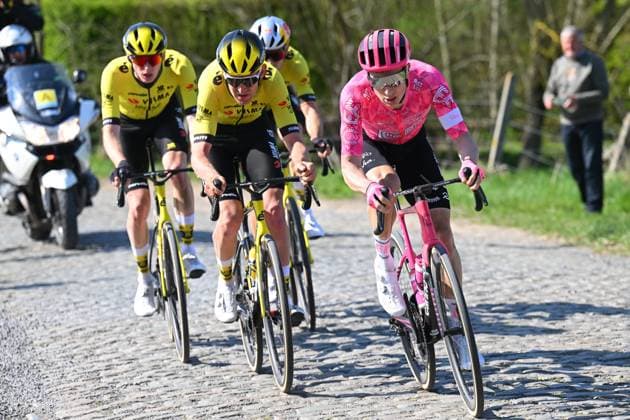 Dwars door Vlaanderen 2025 - Men Elite WAREGEM, BELGIUM - APRIL 02 : Powless Neilson (USA) of EF Education - EasyPost, Van Aert Wout (BEL) of Team Visma, Jorgenson Matteo (USA) of Team Visma, Benoot Tiesj (BEL) of Team Visma pictured during the 79th edition of the UCI World Tour Dwars door Vlaanderen Men Elite cycling race with start in Roeselare and finish in Waregem after 184,2 km on April 2, 2025 in Waregem, Belgium, 02 04 2025 ( motor drive Kenny Verfaillie - Waregem Belgium  Copyright: xTimxDexWaelex xPoolx