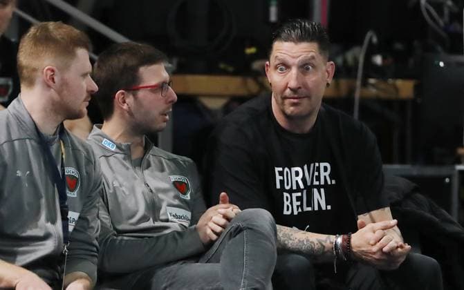 Trainer Jaron Siewert, Sportdirektor Stefan Kretzschmar Mimik Handball CL Championsleague Champions League Herren Saison 2024 2025 02.04.2025 Füchse Berlin vs. KS Kielce in der Max Schmeling Halle
