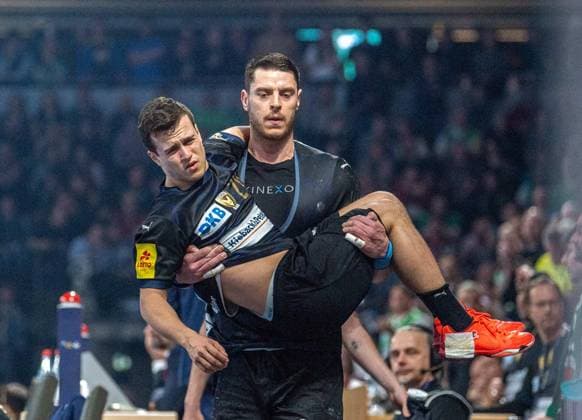 Sport Bilder des Tages Handball, Herren, Saison 2024 2025, Champions League (Achtelfinale, Rückspiel), Füchse Berlin - Industria Kielce, Mijajlo Marsenic (Füchse Berlin) trägt den verletzten Tim Freihöfer (Füchse Berlin) vom Feld, 02.04.2025, *** Handball, Men, Season 2024 2025, Champions League Round of 16, second leg , Füchse Berlin Industria Kielce, Mijajlo Marsenic Füchse Berlin carries the injured Tim Freihöfer Füchse Berlin from the field, 02 04 2025, Copyright: xSebastianxRäppold MatthiasxKochx