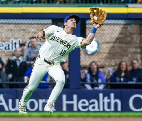 Milwaukee Brewers outfielder Sal Frelick charges to catch a fly ball hit by Kansas City Royals catcher Freddy Fermin in the second inning of the MLB, Baseball Herren, USA baseball game between the Kansas City Royals and the Milwaukee Brewers at American Family Field in Milwaukee, Wisconsin on Wednesday, April 02, 2025.  MIL20250402806 TANNENxMAURY