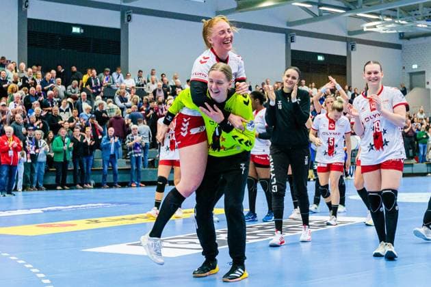 Sport Bilder des Tages v.l. Sofia Hvenfelt (HB Ludwigsburg, 20), Johanna Bundsen (HB Ludwigsburg, 01) jubelt freut sich nach 24:27 Sieg GER, HSG Blomberg-Lippe vs. HB Ludwigsburg, Handball, 1. Bundesliga Frauen, 21. Spieltag, Spielzeit 2024 2025, 02.04.2025 GER, HSG Blomberg-Lippe vs. HB Ludwigsburg, Handball, 1. Bundesliga Frauen, 21. Spieltag, Spielzeit 2024 2025, 02.04.2025 Blomberg *** f l Sofia Hvenfelt HB Ludwigsburg, 20 , Johanna Bundsen HB Ludwigsburg, 01 rejoices after 24 27 victory GER, HSG Blomberg Lippe vs HB Ludwigsburg, Handball, 1 Bundesliga Women, Matchday 21, Season 2024 2025, 02 04 2025 GER, HSG Blomberg Lippe vs HB Ludwigsburg, Handball, 1 Bundesliga Women, Matchday 21, Season 2024 2025, 02 04 2025 Blomberg Copyright: xEibner-Pressefoto JanxRollingerx EP_JSK