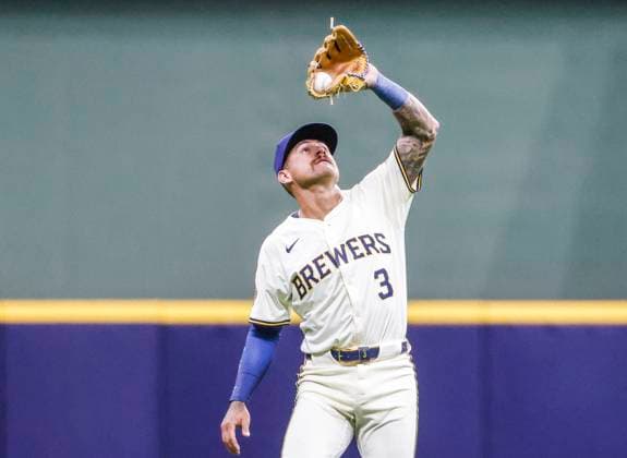 Milwaukee Brewers third baseman Joey Ortiz catches a fly ball hit by Kansas City Royals designated hitter Vinnie Pasquantino in the seventh inning of the MLB, Baseball Herren, USA baseball game between the Kansas City Royals and the Milwaukee Brewers at American Family Field in Milwaukee, Wisconsin on Wednesday, April 02, 2025.  MIL20250402817 TANNENxMAURY