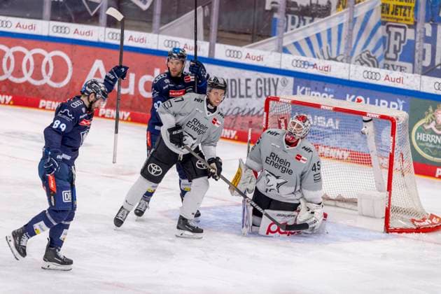 Sport Bilder des Tages Ingolstadt, Deutschland 02. April 2025: Penny DEL - 2024 2025 - Playoff 1 2 Finale - Sp. 1 - ERC Ingolstadt vs. Kölner Haie Im Bild: v.li. Torschütze jubelt nach seinem Tor zum 6:0 Saturn Arena Bayern *** Ingolstadt, Germany 02 April 2025 Penny DEL 2024 2025 Playoff 1 2 Final Sp 1 ERC Ingolstadt vs Kölner Haie In the picture from left scorer cheers after his goal for 6 0 Saturn Arena Bayern Copyright: xFotostandx xSchäferx