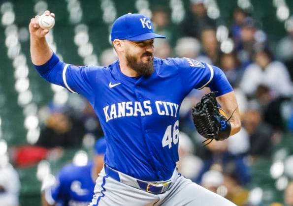 Kansas City Royals pitcher John Schreiber throws in the eighth inning of the MLB, Baseball Herren, USA baseball game between the Kansas City Royals and the Milwaukee Brewers at American Family Field in Milwaukee, Wisconsin on Wednesday, April 02, 2025.  MIL20250402823 TANNENxMAURY