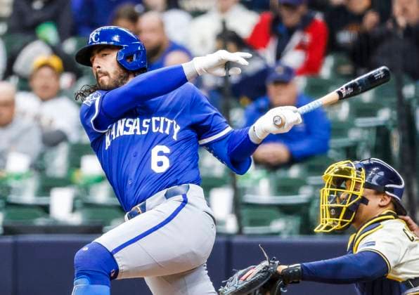Kansas City Royals third baseman Jonathan India hit a double in the ninth inning of the MLB, Baseball Herren, USA baseball game between the Kansas City Royals and the Milwaukee Brewers at American Family Field in Milwaukee, Wisconsin on Wednesday, April 02, 2025.  MIL20250402825 TANNENxMAURY