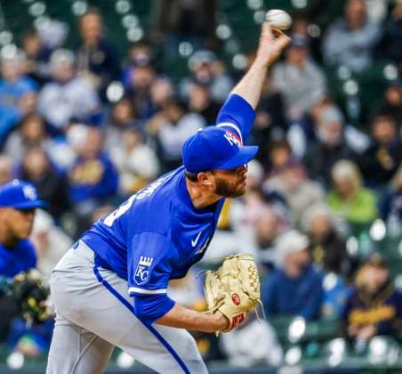 Kansas City Royals pitcher Sam Long throws in the elevnth inning of the MLB, Baseball Herren, USA baseball game between the Kansas City Royals and the Milwaukee Brewers at American Family Field in Milwaukee, Wisconsin on Wednesday, April 02, 2025.  MIL20250402834 TANNENxMAURY