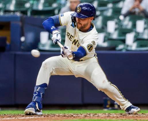 Milwaukee Brewers second baseman Brice Turang lays down a squeeze play bunt to drive in Milwaukee Brewers third baseman Oliver Dunn in the eleventh inning of the MLB, Baseball Herren, USA baseball game between the Kansas City Royals and the Milwaukee Brewers at American Family Field in Milwaukee, Wisconsin on Wednesday, April 02, 2025. The Brewers won the dame 3-2.  MIL20250402835 TANNENxMAURY