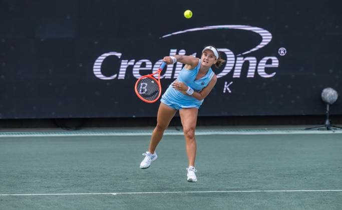 April 2, 2025, Daniel Island, Sc, USA: LAUREN DAVIS (USA) serves to DARIA KASATKINA (5) (AUS) at the Credit One Stadium in Daniel Island, SC. Kasatkina defeats Davis 6-1, 6-1 to move to the 3rd round. Daniel Island USA - ZUMAa161 20250402_aaa_a161_048 Copyright: xWalterxG.xArcexSr.x
