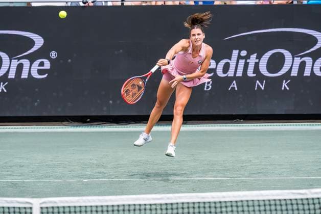 April 2, 2025, Daniel Island, Sc, USA: EMMA NAVARRO (4) (USA) serves to Hailey Baptiste (USA) during their match at the Credit One Stadium in Daniel Island, SC. Navarro defeats Baptiste 4-6, 3-6 and moves on to the 3rd round. Daniel Island USA - ZUMAa161 20250402_aaa_a161_139 Copyright: xWalterxG.xArcexSr.x