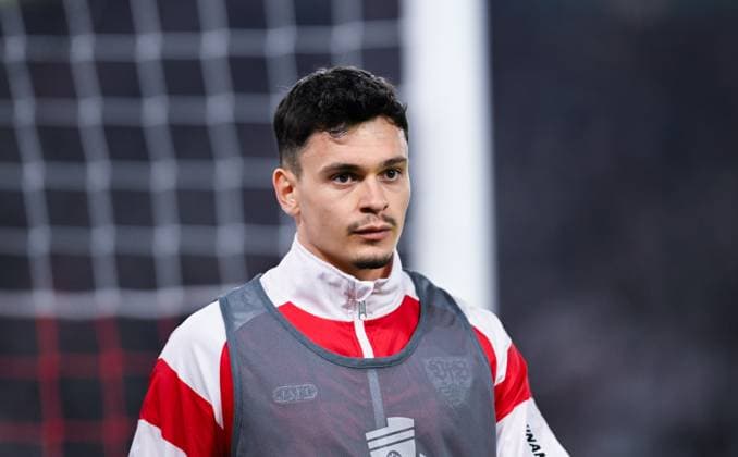 Fabian Rieder (VfB Stuttgart) wirkt nachdenklich beim Warmmachen waehrend des DFB-Pokal - Halbfinal Spiels zwischen VfB Stuttgart und RB Leipzig in der MHP Arena am 02. April 2025 in Stuttgart, Deutschland. (Foto von Silas Schüller DeFodi Images) +++ Fabian Rieder (VfB Stuttgart) looks thoughtful while warming up during the DFB-Pokal - Semifinals match between VfB Stuttgart and RB Leipzig at MHP Arena on April 2, 2025 in Stuttgart, Germany. (Photo by Silas Schüller DeFodi Images) DFB DFL REGULATIONS PROHIBIT ANY USE OF PHOTOGRAPHS AS IMAGE SEQUENCES AND OR QUASI-VIDEO. (Photo by Silas Schueller DeFodi Images)