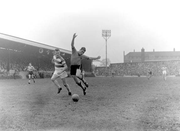 Archivbilder der Woche SPORT KW14 Watford Footballers Watford s Cliff Holton (r) is tripped by Queens Park Rangers Tony Ingham (l), Credit:MA Avalon  Copyright: xMAx xAvalonx 0559860777