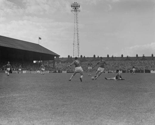 Football League Division One - Leyton Orient v Manchester United, ManU Manchester United s David Herd (c) cuts through the Leyton Orient defence, Credit:NE Avalon  Copyright: xNEx xAvalonx 0559860809