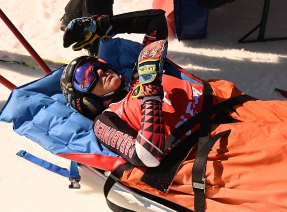 Sport Bilder des Tages April 3, 2025, Val Di Fassa, ITALY: La sciatrice italiana Federica Brignone viene soccorsa dopo la caduta nello slalom gigante ai campionati Assoluti in Val di Fassa, 03 aprile 2025. Brignone ha riportato la frattura scomposta pluriframmentaria del piatto tibiale e della testa del perone della gamba sinistra. Brignone e stata sottoposta a una Tac presso l ospedale Santa Chiara di Trento. Ora sarÃ trasferita presso la clinica La Madonnina di Milano, dove verranno completati gli esami radiologici e stabilito il percorso chirurgico.. .Italian skier Federica Brignone is rescued after her fall in the giant slalom at the Italian Championships in Val di Fassa, Italy, 03 April 2025. Brignone suffered a multi-fragmentary compound fracture of the tibial plateau and the head of the fibula in her left leg. Brignone underwent a CT scan at the Santa Chiara hospital in Trento. She will now be transferred to the La Madonnina clinic in Milan, where the radiological tests will be completed and the surgical procedure will be established..ANSA PHOTO ELVIS GP PIAZZI SOLERO CRAC BRIGNONE, CADE E SI FRATTURA TIBIA E PERONE  - ZUMAa110 20250403_zaf_a110_005 Copyright: xElvisxGpxPiazzi Solerox