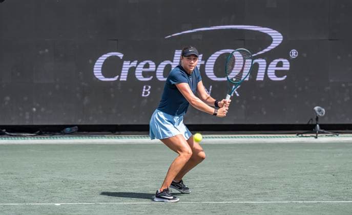 April 3, 2025, Daniel Island, Sc, USA: AMANDA ANISIMOVA (USA) returns a volley to Yulia Putintseva (KAZ) in their 3rd round match at the Credit One Charleston Open in Daniel Island, SC. Anisimova advances after winning the match 6-4, 6-4. Daniel Island USA - ZUMAa161 20250403_aaa_a161_016 Copyright: xWalterxG.xArcexSr.x