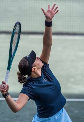 April 3, 2025, Daniel Island, Sc, USA: AMANDA ANISIMOVA (USA) serves to Yulia Putintseva (KAZ) in their 3rd round match at the Credit One Charleston Open in Daniel Island, SC. Anisimova advances after winning the match 6-4, 6-4. Daniel Island USA - ZUMAa161 20250403_aaa_a161_019 Copyright: xWalterxG.xArcexSr.x