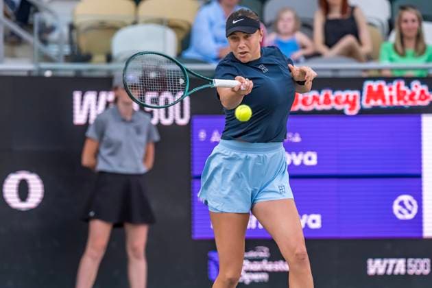 April 3, 2025, Daniel Island, Sc, USA: AMANDA ANISIMOVA (USA) returns a volley to Yulia Putintseva (KAZ) in their 3rd round match at the Credit One Charleston Open in Daniel Island, SC. Anisimova advances after winning the match 6-4, 6-4. Daniel Island USA - ZUMAa161 20250403_aaa_a161_023 Copyright: xWalterxG.xArcexSr.x