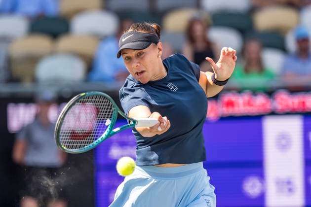 Sport Bilder des Tages April 3, 2025, Daniel Island, Sc, USA: AMANDA ANISIMOVA (USA) returns a volley to Yulia Putintseva (KAZ) in their 3rd round match at the Credit One Charleston Open in Daniel Island, SC. Anisimova advances after winning the match 6-4, 6-4. Daniel Island USA - ZUMAa161 20250403_aaa_a161_034 Copyright: xWalterxG.xArcexSr.x