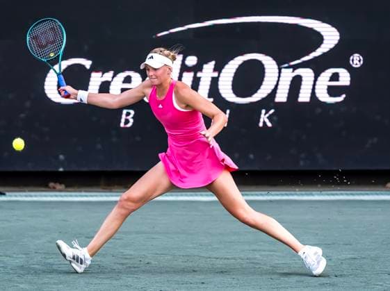 April 3, 2025, Daniel Island, Sc, USA: ASHLYN KRUEGER (USA) returns a serve to Emma Navarro (4) (USA) in their 3rd round match at the Credit One Charleston Open in Daniel Island, SC. Daniel Island USA - ZUMAa161 20250403_aaa_a161_146 Copyright: xWalterxG.xArcexSr.x