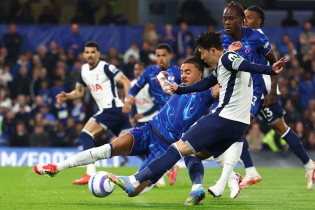 Sport Bilder des Tages Son Heung-Min of Tottenham Hotspur with a shot on goal Chelsea v Tottenham Hotspur, Premier League, Football, Stamford Bridge, London, UK - 03 Apr 2025 EDITORIAL USE ONLY No use with unauthorised audio, video, data, fixture lists, club league logos or live services. Online in-match use limited to 120 images, no video emulation. No use in betting, games or single club league player publications.  Copyright: xSimonxDael Shutterstockx 15234839r