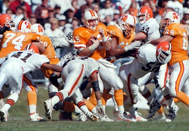 Archivbilder der Woche SPORT KW14 September 10, 1995, Cleveland, Florida, USA: OT 47 Deliver to: SPORTS 9 10 95 - CLEVELAND - Tampa Bay Buccaneers vs Cleveland Browns at Cleveland Stadium. -6. Bucs Trent Dilfer gets sacked again late in the fourth qtr. - Times : Story By: Run Date: Sep 11, 1995 Scanned by: damaske Cleveland USA - ZUMAs70_ 0809030141st Copyright: xJimxDamaskex