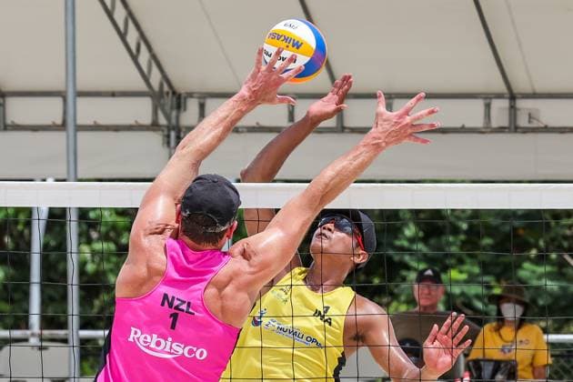Sport Bilder des Tages (250404) -- LAGUNA PROVINCE, April 4, 2025 -- Bintang Akbar (R) of Indonesia competes against Bradley Fuller of New Zealand during the men s round of 16 match between Bintang Akbar Sofyan Rachman Efendi of Indonesia and Bradley Fuller Ben O Dea of New Zealand in the AVC Beach volleyball, Beachvolleyball Tour 2nd Nuvali Open in Laguna Province, the Philippines, April 4, 2025. ) (SP)PHILIPPINES-LAGUNA PROVINCE-BEACH VOLLEYBALL-TOUR-2ND NUVALI OPEN-MEN RouellexUmali 