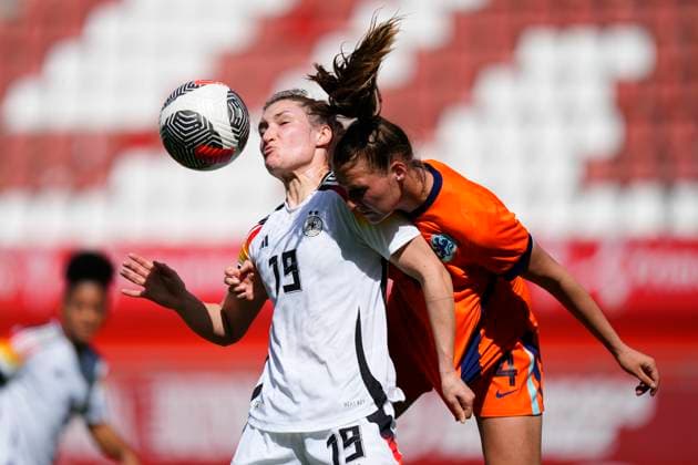 Sport Bilder des Tages Germany v Netherlands - Women s Under23 Tournament Semi Final Sophie Weidauer of Germany and SV Werden Bremen and Marit Auee of Netherlands and Brigthon and Hove Albion compete for the ball during the Women s Under23 Tournament Semi Final between Germany Women s U23 and Netherlands Women U23 at on April 4, 2025 in Murcia, Spain. Murcia Spain  Copyright: xJosexBretonx originalFilename:bretonhernandez-germanyv250404_npvu1.jpg