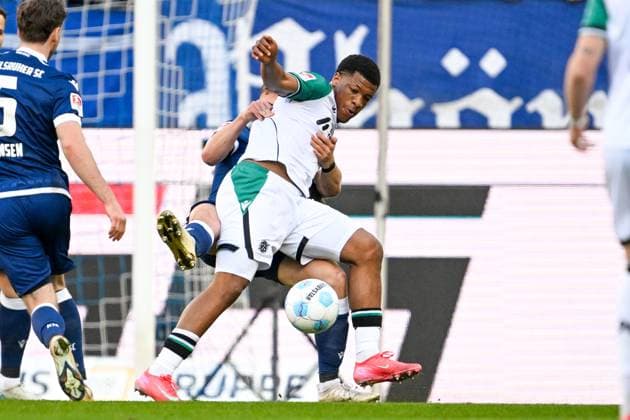 2. Bundesliga - Karlsruher SC - Hannover 06 am 04.05.2025 im BBBank Wildpark in Karlsruhe Jessic Ngankam (Hannover 96) im Zweikampf gegen Marcel Beifus (Karlsruhe)