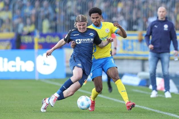 Sport Bilder des Tages 04.04.2025, xtgx, Fussball - 2.Bundesliga, Eintracht Braunschweig - SC Paderborn 07 emspor, v.l. Felix Goetze (Paderborn, 20), Sanoussy Ba (Braunschweig, 25) Zweikampf, Duell, Kampf, tackle (DFL DFB REGULATIONS PROHIBIT ANY USE OF PHOTOGRAPHS as IMAGE SEQUENCES and or QUASI-VIDEO) Braunschweig