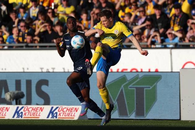 Braunschweig vs. Paderborn, 2. BL Braunschweig, 04.04.2025, FUßBALL - Eintracht Braunschweig vs. SC Paderborn 07, 2. BL, Saison 2024 25. Ilyas Ansah (SC Paderborn), Paul Jaeckel (Eintracht Braunschweig) Braunschweig
