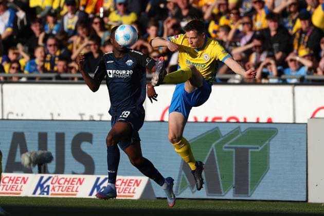 Braunschweig vs. Paderborn, 2. BL Braunschweig, 04.04.2025, FUßBALL - Eintracht Braunschweig vs. SC Paderborn 07, 2. BL, Saison 2024 25. Ilyas Ansah (SC Paderborn), Paul Jaeckel (Eintracht Braunschweig) Braunschweig