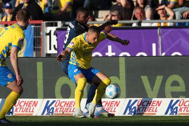 Braunschweig vs. Paderborn, 2. BL Braunschweig, 04.04.2025, FUßBALL - Eintracht Braunschweig vs. SC Paderborn 07, 2. BL, Saison 2024 25. Ilyas Ansah (SC Paderborn), Marvin RittmuÌˆller (Eintracht Braunschweig) Braunschweig