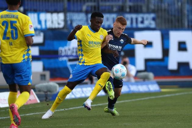 Braunschweig vs. Paderborn, 2. BL Braunschweig, 04.04.2025, FUßBALL - Eintracht Braunschweig vs. SC Paderborn 07, 2. BL, Saison 2024 25. Sanoussy Ba (Eintracht Braunschweig), Laurin Curda (SC Paderborn) Braunschweig