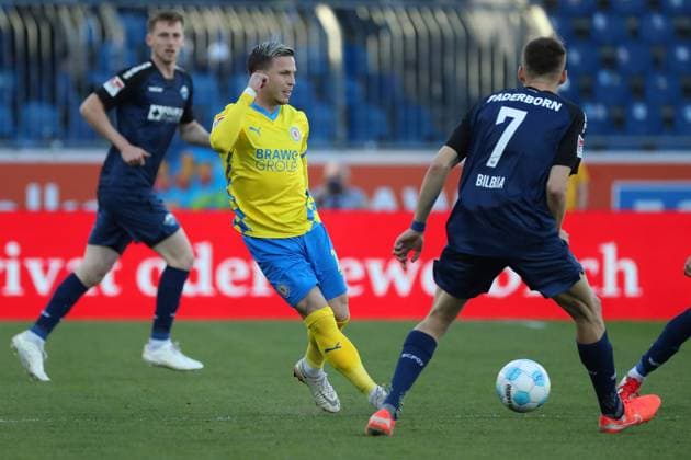 Braunschweig vs. Paderborn, 2. BL Braunschweig, 04.04.2025, FUßBALL - Eintracht Braunschweig vs. SC Paderborn 07, 2. BL, Saison 2024 25.Lino Tempelmann (Eintracht Braunschweig), Filip Bilbija (SC Paderborn) Braunschweig