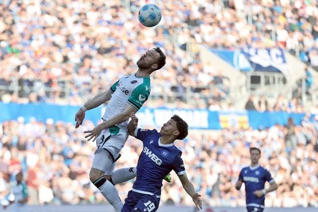 04.04.2025, xrekx, Fussball 2.Bundesliga, Karlsruher SC - Hannover 96 v.l. Boris Tomiak (Hannover 96) Louey Ben Farhat (Karlsruher SC) (DFL DFB REGULATIONS PROHIBIT ANY USE OF PHOTOGRAPHS as IMAGE SEQUENCES and or QUASI-VIDEO) Karlsruhe