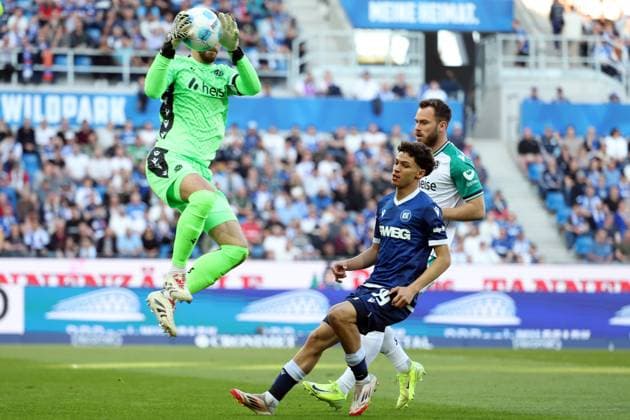 04.04.2025, xrekx, Fussball 2.Bundesliga, Karlsruher SC - Hannover 96 v.l. Ron-Robert Zieler (Hannover 96) Louey Ben Farhat (Karlsruher SC) Boris Tomiak (Hannover 96) (DFL DFB REGULATIONS PROHIBIT ANY USE OF PHOTOGRAPHS as IMAGE SEQUENCES and or QUASI-VIDEO) Karlsruhe