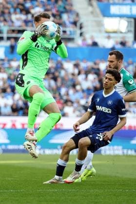 04.04.2025, xrekx, Fussball 2.Bundesliga, Karlsruher SC - Hannover 96 v.l. Ron-Robert Zieler (Hannover 96) Louey Ben Farhat (Karlsruher SC) Boris Tomiak (Hannover 96) (DFL DFB REGULATIONS PROHIBIT ANY USE OF PHOTOGRAPHS as IMAGE SEQUENCES and or QUASI-VIDEO) Karlsruhe