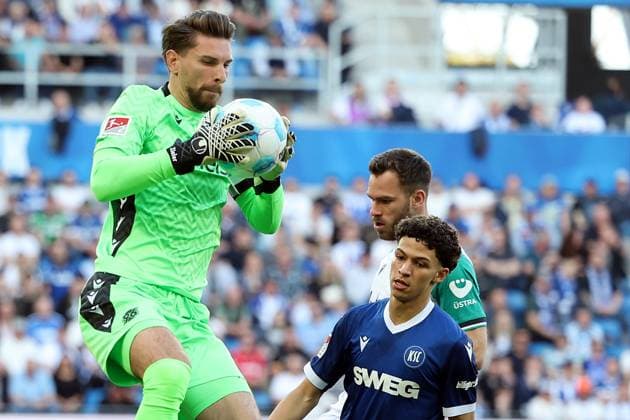 04.04.2025, xrekx, Fussball 2.Bundesliga, Karlsruher SC - Hannover 96 v.l. Ron-Robert Zieler (Hannover 96) Louey Ben Farhat (Karlsruher SC) Boris Tomiak (Hannover 96) (DFL DFB REGULATIONS PROHIBIT ANY USE OF PHOTOGRAPHS as IMAGE SEQUENCES and or QUASI-VIDEO) Karlsruhe