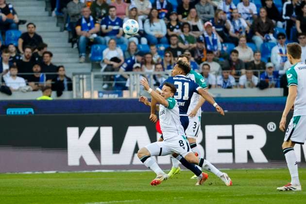 Enzo Leopold (Hannover 96, 08) und Bambase Conte (Karlsruher SC, 31) im Zweikampf , Deutschland, Fussball, 2. Bundesliga, .Spieltag, 2024 2025, Karlsruher SC vs. Hannover 96, 04.04.2025, BBBank Wildpark, Karlsruhe, Deutschland DFL REGULATIONS PROHIBIT ANY USE OF PHOTOGRAPHS AS IMAGE SEQUENCES AND OR QUASI-VIDEO. Karlsruhe BBBank Wildpark Baden-Württemberg Deutschland
