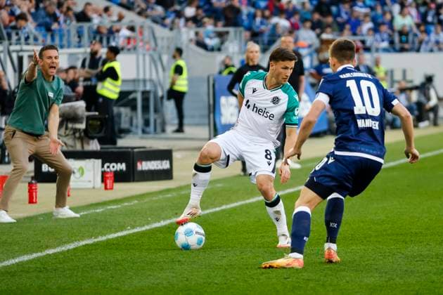 Enzo Leopold (Hannover 96, 08) und Marvin Wanitzek (Karlsruher SC, 10) im Kampf um den Ball , Deutschland, Fussball, 2. Bundesliga, .Spieltag, 2024 2025, Karlsruher SC vs. Hannover 96, 04.04.2025, BBBank Wildpark, Karlsruhe, Deutschland DFL REGULATIONS PROHIBIT ANY USE OF PHOTOGRAPHS AS IMAGE SEQUENCES AND OR QUASI-VIDEO. Karlsruhe BBBank Wildpark Baden-Württemberg Deutschland