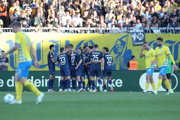 04.04.2025, xtgx, Fussball - 2.Bundesliga, Eintracht Braunschweig - SC Paderborn 07 emspor, v.l. Jubel nach dem 0:1 durch Filip Bilbija (Paderborn, 7) (DFL DFB REGULATIONS PROHIBIT ANY USE OF PHOTOGRAPHS as IMAGE SEQUENCES and or QUASI-VIDEO) Braunschweig