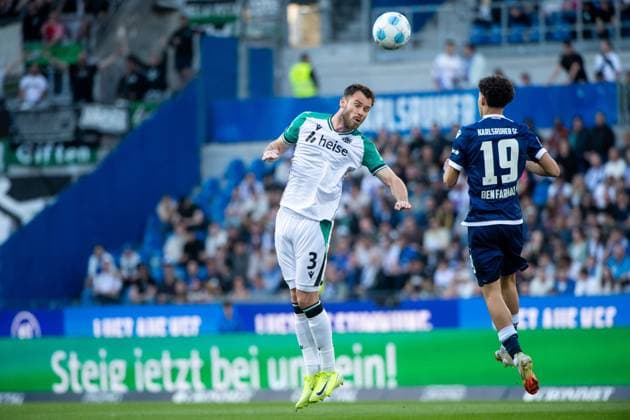 Boris Tomiak (Hannover 96, 03) im Zweikampf mit Louey Ben Farhat (Karlsruher SC, 19), GER, Karlsruher SC (KSC) vs Hannover 96 (H96), Fussball 2. Bundesliga, 28. Spieltag, Saison 2024 2025, 04.04.2025 DFB DFL regulations prohibit any use of photographs as image sequences and or quasi-video GER, Karlsruher SC (KSC) vs Hannover 96 (H96), Fussball 2. Bundesliga, 28. Spieltag, Saison 2024 2025, 04.04.2025 Karlsruhe